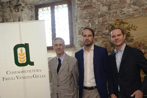 Claudio Cressati (Presidente Confagricoltura FVG), Cristiano Shaurli (Assessore regionale Risorse agricole e forestali) e Massimiliano Giansanti (Presidente nazionale Confagricoltura) all'Assemblea dei delegati di Confagricoltura FVG - Manzano 04/07/2017